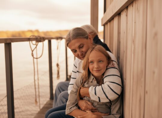 Großmutter umarmt Enkelin, Stockbild von Pexels
