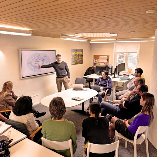 Team und Vorstand von ena bei Meeting