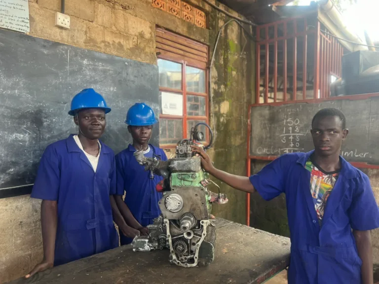 Together with our local partners in Uganda, we support vocational training for young people. Our partner organizations are working to improve training opportunities in rural areas. This gives young people alternatives to pursuing higher education in the city or working in agriculture.
